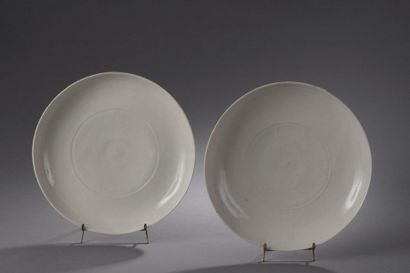 null PAIR OF PLATES in monochrome porcelain with thick glaze, called ''blanc de Chine''....