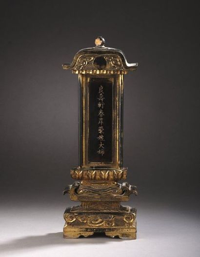 null Commemorative STELE in lacquered and gilded wood, with the evocation of the...