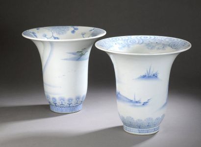 null DEUX VASES à col évasé en porcelaine à décor en camaïeu de bleu sous couverte...