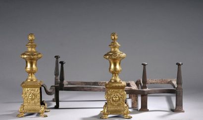 null PAIRE DE CHENETS en bronze doré en forme de vases Médicis couverts, sur une...