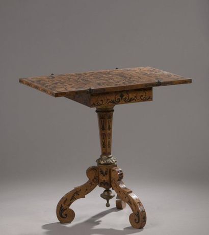 null SMALL tripod TABLE in the taste of the 17th century with a tray inlaid with...