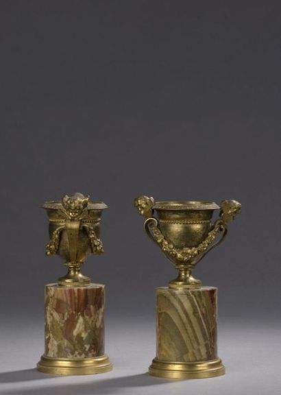 null PAIRE DE CASSOLETTES en bronze doré en forme de vases à piédouche à deux anses,...