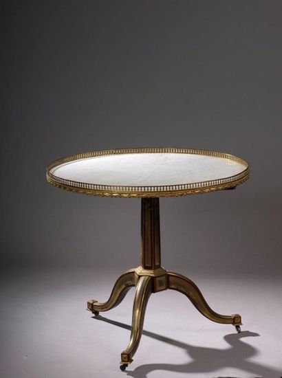 null GUERIDON with veined white marble top, formerly tilting. Openwork brass gallery...