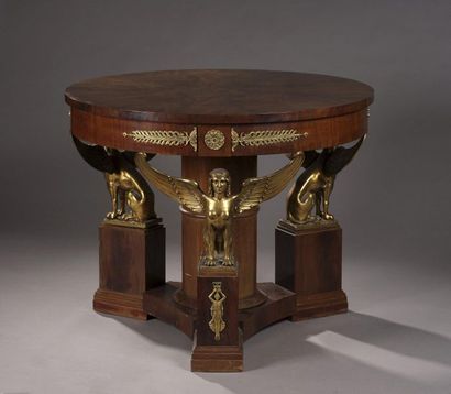 null GUERIDON in mahogany veneer. Central column base and three base uprights decorated...