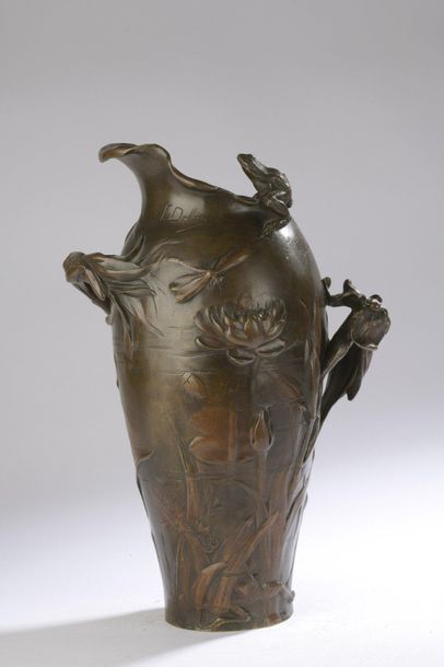 null Frédéric DEBON (active 1897-1920)

Vase "The Pond". Bronze proof with a mordoré...