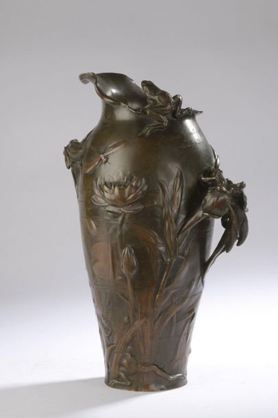 null Frédéric DEBON (active 1897-1920)

Vase "The Pond". Bronze proof with a mordoré...