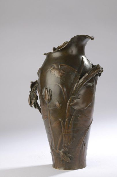 null Frédéric DEBON (actif 1897-1920)

Vase « L’Étang ». Épreuve en bronze à patine...