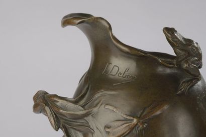 null Frédéric DEBON (actif 1897-1920)

Vase « L’Étang ». Épreuve en bronze à patine...