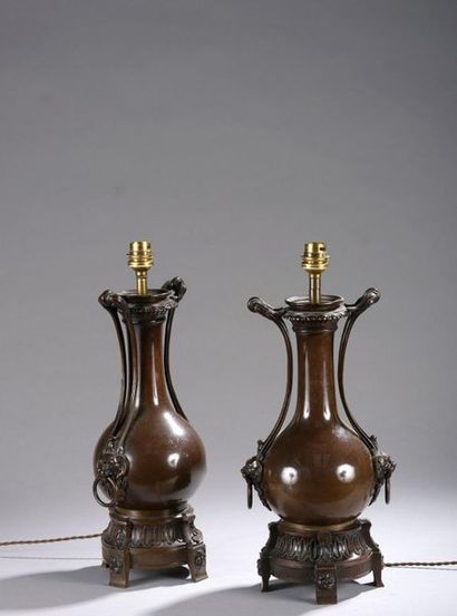 null PAIR OF VASES bronze bottle with medal patina. Lion muffle sockets, base with...