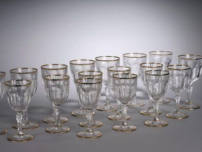 null PARTIE DE SERVICE en cristal et liseret or, comprenant?: huit verres à eau et...