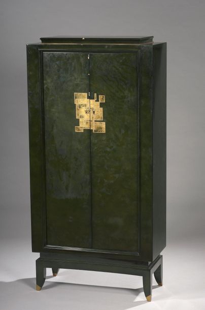 null Jean LELEU (1910-1982)

STORAGE FURNITURE in green lacquer, with two doors on...