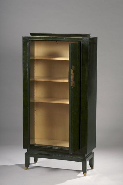 null Jean LELEU (1910-1982)

STORAGE FURNITURE in green lacquer, with two doors on...