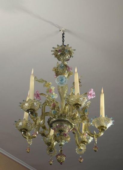 null LUSTRE en verre fumé de Murano à six bras de lumière à décor de fleurs, feuillages,...