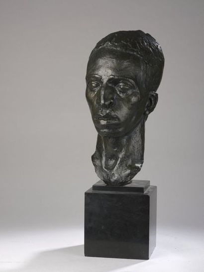 null Georges HALBOUT DU TANNEY (1895-1986) 


Tête d’africain, 1930


Bronze à patine...