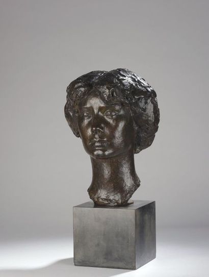 null Hubert YENCESSE (1900-1987)

Portrait of a woman

Bronze with a light brown...