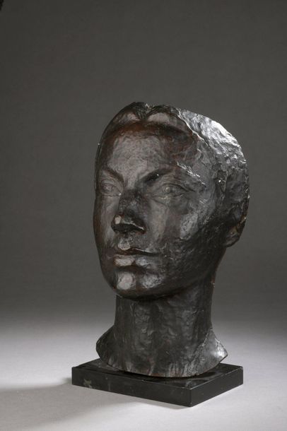 null Jean CARTON (1912-1988)

Young woman's head

Bronze with a shaded brown patina.

Signed...