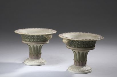 null ENGLAND, WEDGWOOD, 19th century

PAIR OF SMALL ROUND CUTTINGS on pedestal with...