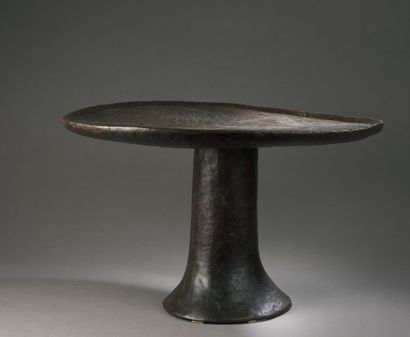 null TABLE, Ethiopia

Medium-hard wood with brown patina.

H. 42 D. 69 cm

Monoxyle,...