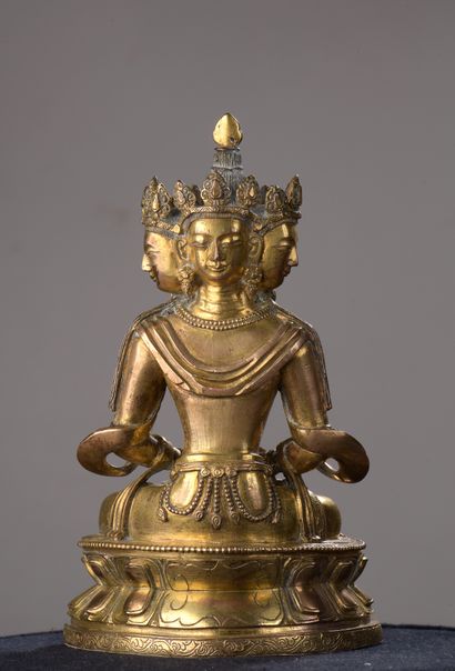 null STATUETTE en bronze doré figurant le bodhisattva Avalokitesvara, la manifestation...