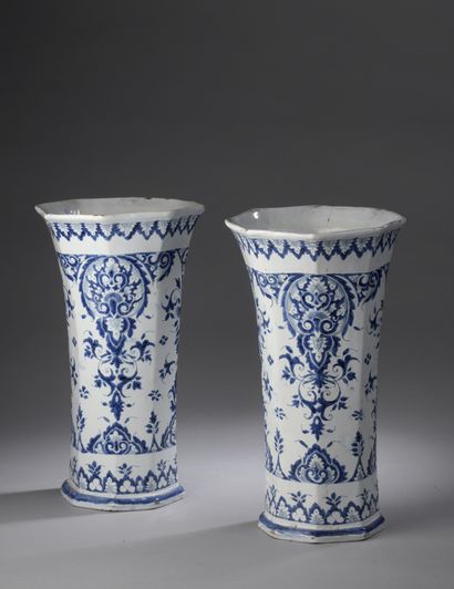 null ROUEN, 18th century

GARNITURE composed of two conical vases with cut-off sides...