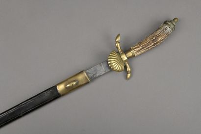 null HUNTING DAGUE, brass guard, crossed with crow's feet, small shell-shaped keyboard,...