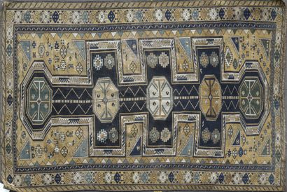 null ANCIEN TAPIS CHIRVAN à décor géométrique cruciforme à fond bleu nuit. Bordure...