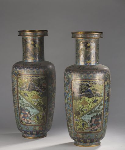 null PAIR OF ROLLED VASES in bronze and cloisonné enamels, the belly decorated in...