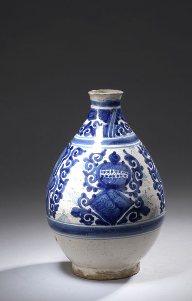 null SICILY, PALERMO, COLLESANO, 17th century

VASE of ovoid shape decorated in blue...