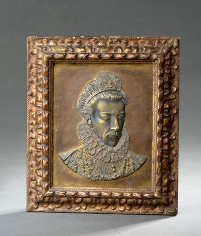 null PLAQUE in patinated bronze: portrait in bust, in high relief, of Henri III (1551-1589).

H....