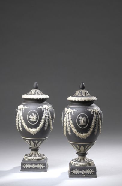 null ENGLAND, WEDGWOOD, 19th century

PAIR OF VASES covered in an ovoid shape on...