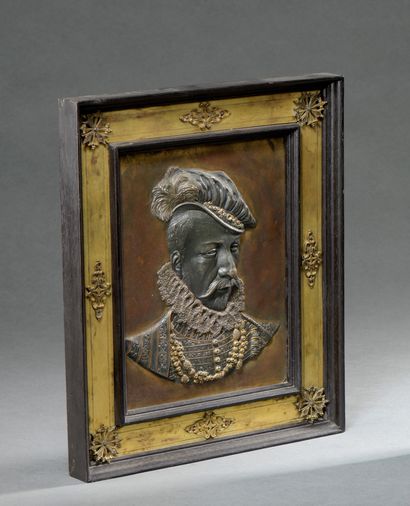 null PLAQUE en bronze patiné et doré : portrait en buste, en haut relief, de Henri...