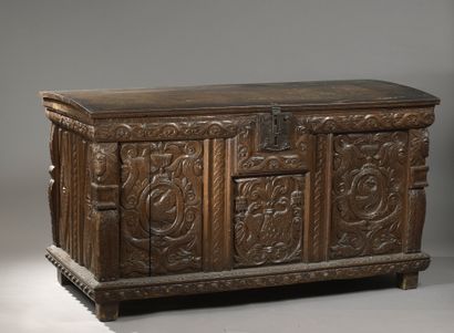 null LARGE WEDDING CHEST in oak with slightly curved lid. Front carved in bas-relief...