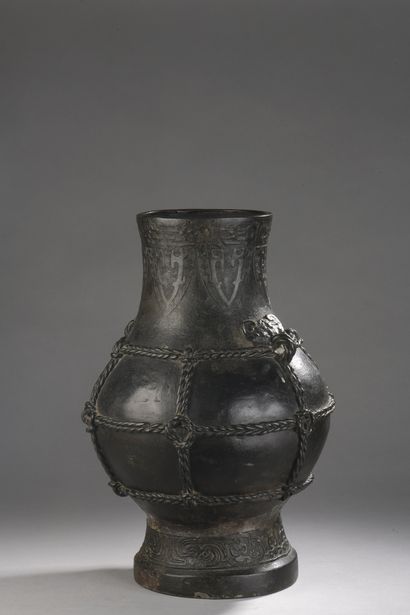 null VASE of Hu shape in bronze, the belly decorated with ropes, the foot decorated...