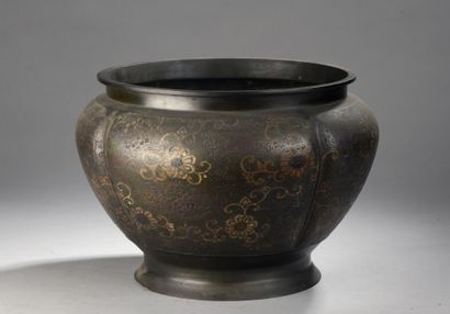 null A polylobed bronze and champlevé enamels CACHE-POT with floral decoration.

Important...