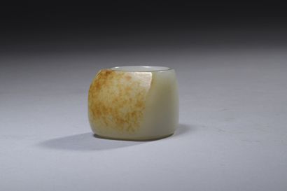 null LOT in celadon coloured jade-nephrite including?:

- an archer's ring with fine...