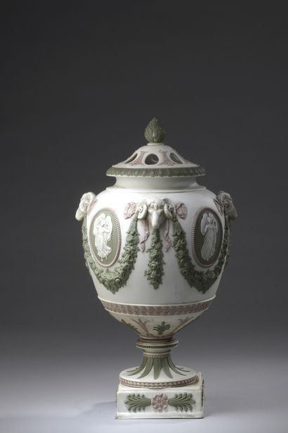 null ENGLAND, WEDGWOOD, 19th century

Ovoid potpourri-forming VASE covered on a square...