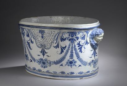 null CLERMONT-FERRAND, 18th century

LARGE oval COFFEE with two handles in the shape...