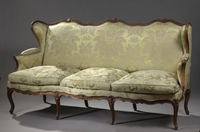 null FLAT BACK SOFA with a high traverse in walnut carved with flowers. Eight curved...