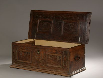 null WALNUT BOX in walnut with engraved and pyrographed champlevé decoration on the...