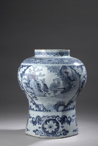 null DELFT, 18th century

Vase with cut sides decorated in blue monochrome with animated...