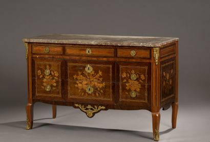 null COMMODE with central projection in rosewood veneer and marquetry of large chequered...