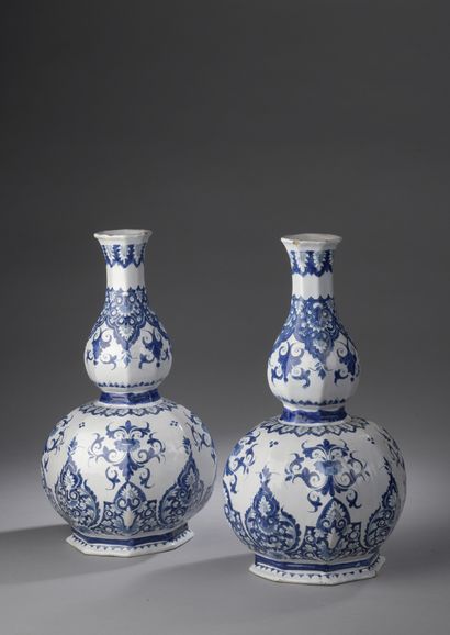 null ROUEN, XVIIIe siècle


GARNITURE composée de deux vases cornets à pans coupés...