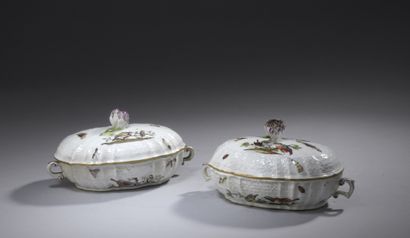 null GERMANY, MEISSEN, 18th century

PAIR OF Oval BOXES with contoured rim and wing...