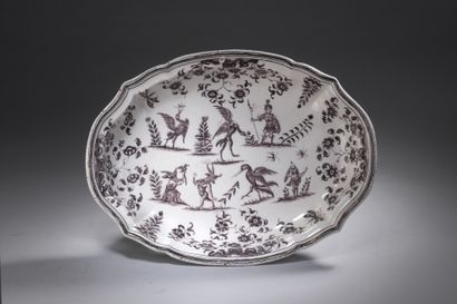 null MOUSTIERS, XVIIIe siècle


PRÉSENTOIR ovale creux décoré en camaïeu manganèse...
