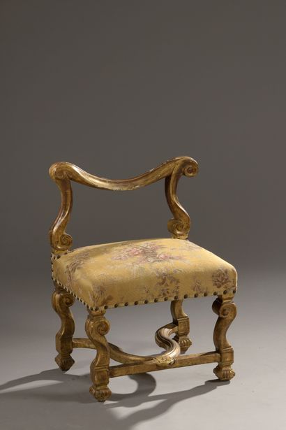 null CURIOUS SMALL BANQUET in moulded and gilded wood. Winding console legs connected...