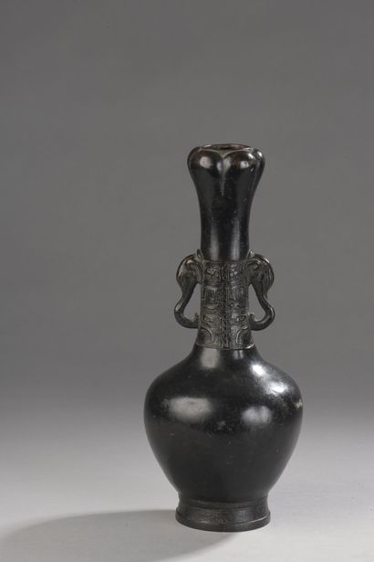 null VASE of xuandouping shape in bronze with brown-red patina, the neck decorated...