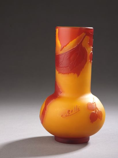 null Émile GALLÉ (Institutions)

VASE with bulbous base and cylindrical neck. Industrial...
