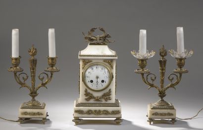 null CHIMNEY GARNITURE in white marble and gilded bronze: bollard clock surmounted...