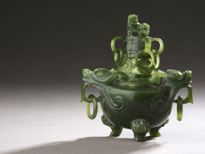 null BURNER-PARFUM tripod made of dark green jade-nephrite, two handles in the shape...