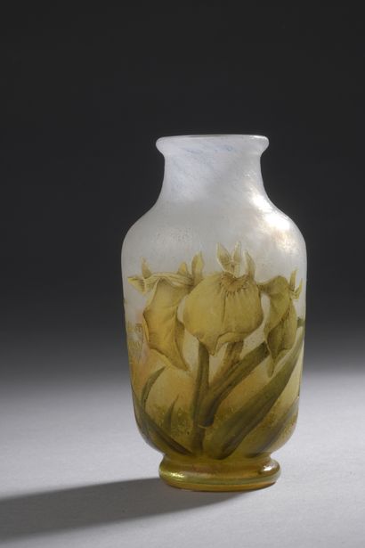 null DAUM

SMALL ovoid VASE on heel. Proof of industrial print made of yellow glass...